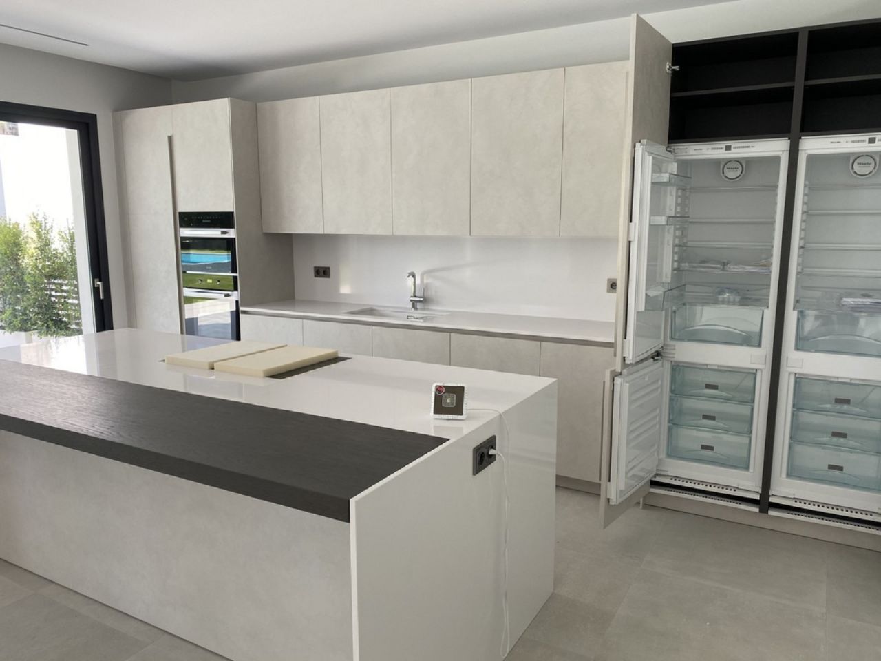 CONTEMPORARY STYLE VILLA IN PUERTO BANUS