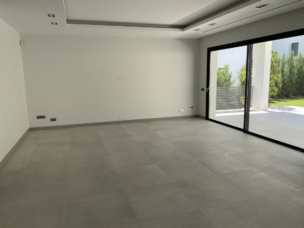 CONTEMPORARY STYLE VILLA IN PUERTO BANUS