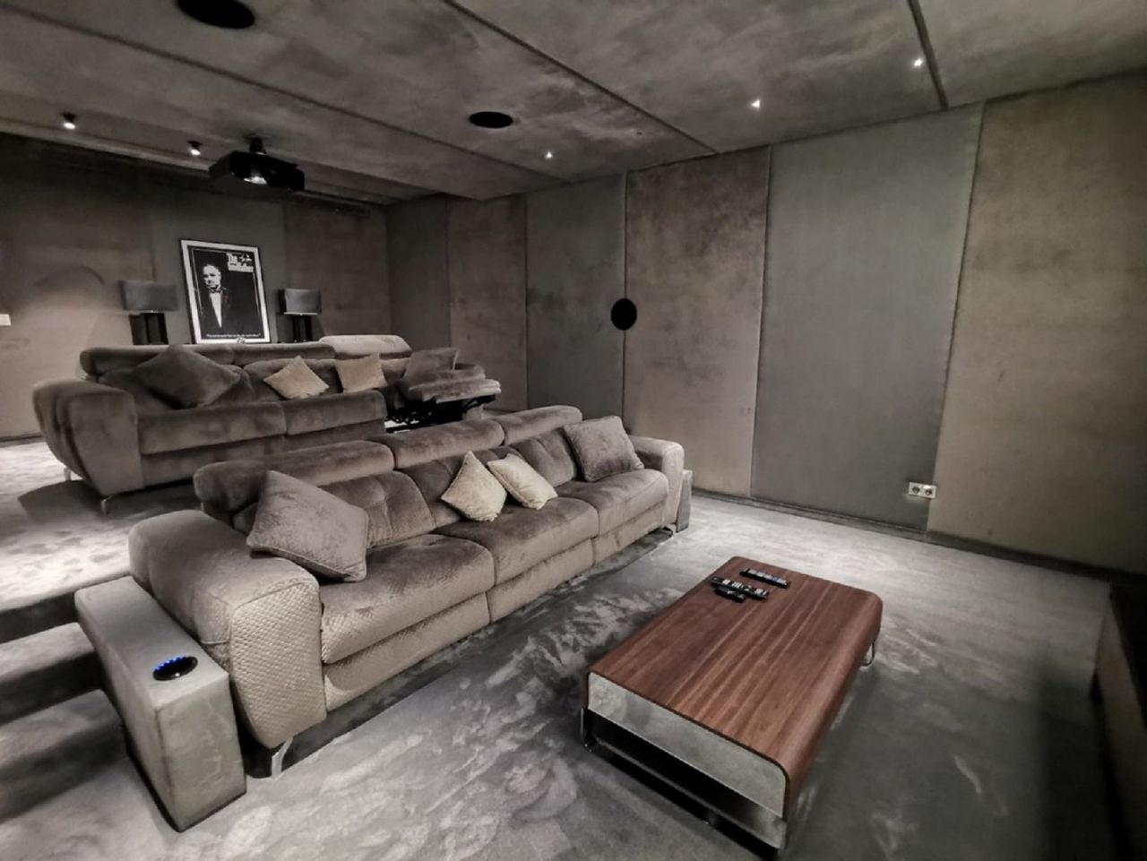 CONTEMPORARY STYLE VILLA IN PUERTO BANUS