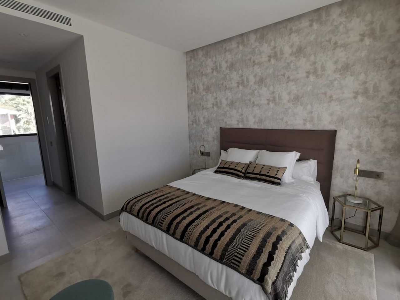 CONTEMPORARY STYLE VILLA IN PUERTO BANUS