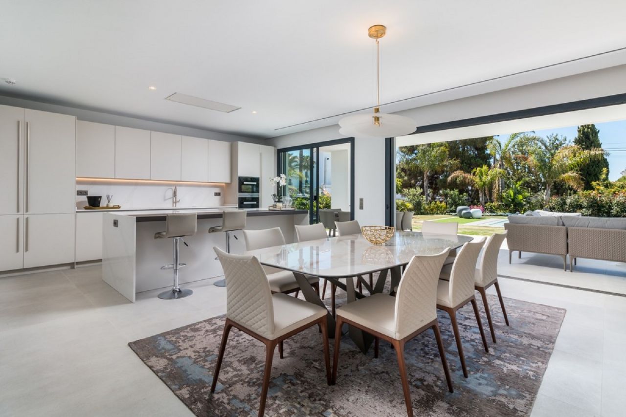 CONTEMPORARY STYLE VILLA IN PUERTO BANUS