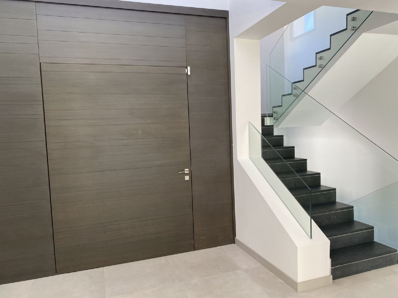 CONTEMPORARY STYLE VILLA IN PUERTO BANUS