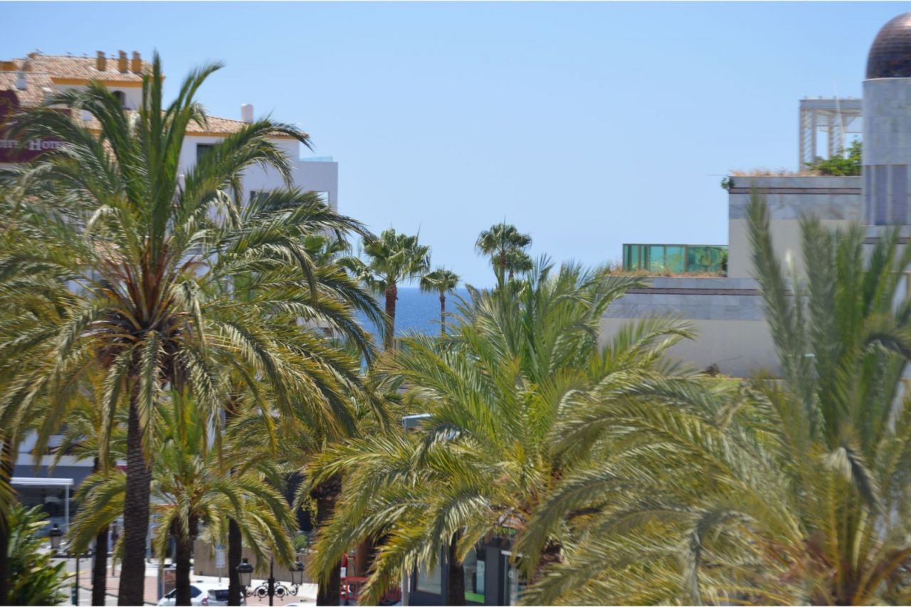 APARTMENT NEXT TO THE BEACH IN PUERTO BANUS