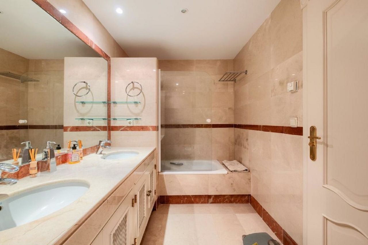 LUXURIOUS BEACHSIDE APARTMENT IN GOLDEN MILE