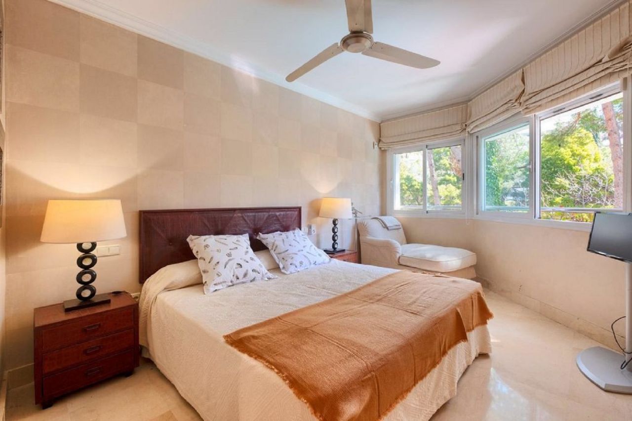 LUXURIOUS BEACHSIDE APARTMENT IN GOLDEN MILE