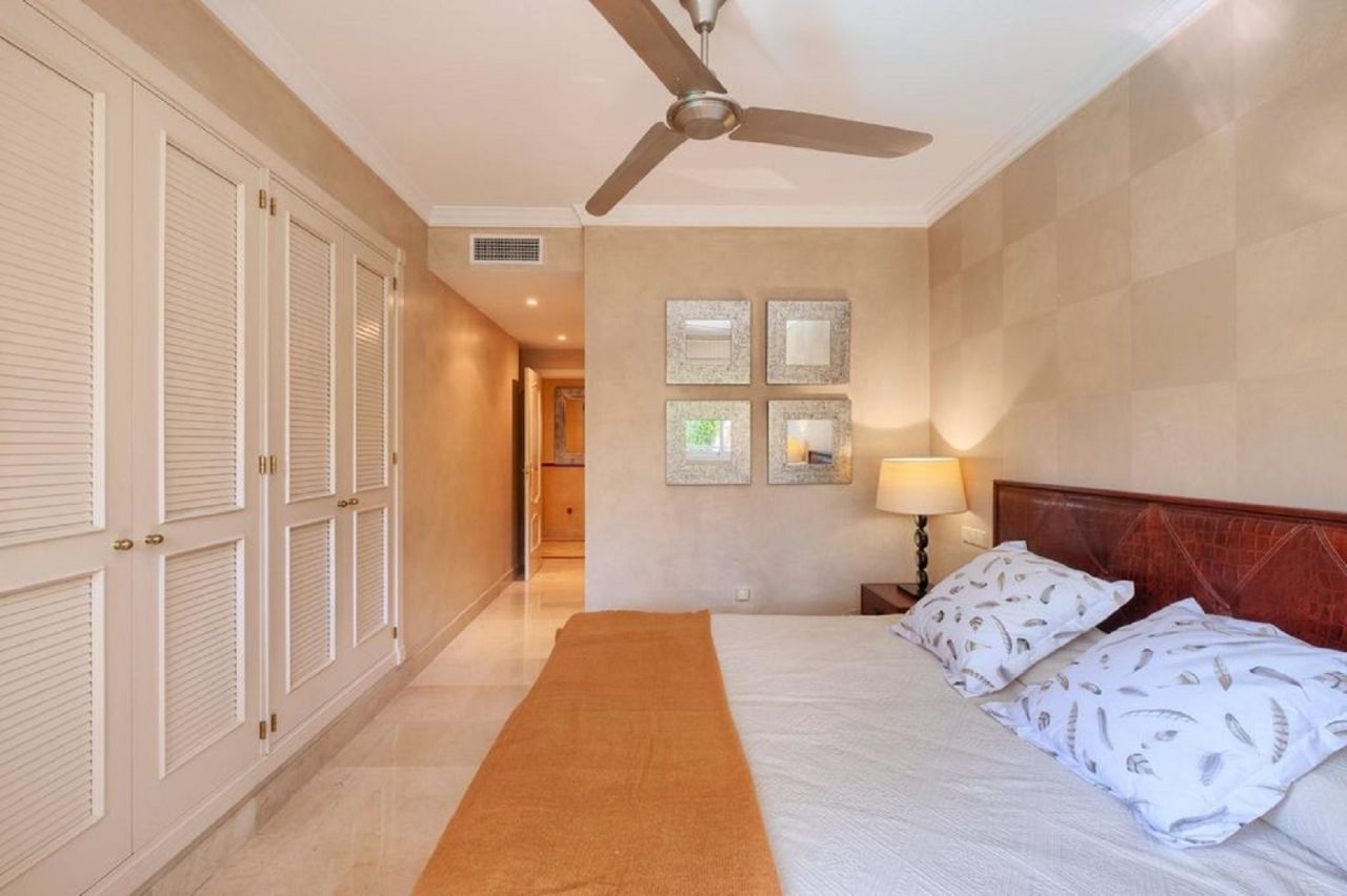 LUXURIOUS BEACHSIDE APARTMENT IN GOLDEN MILE