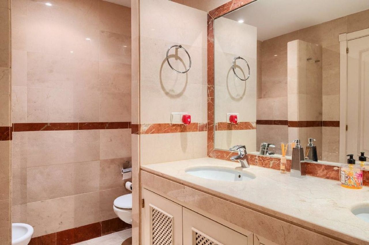 LUXURIOUS BEACHSIDE APARTMENT IN GOLDEN MILE