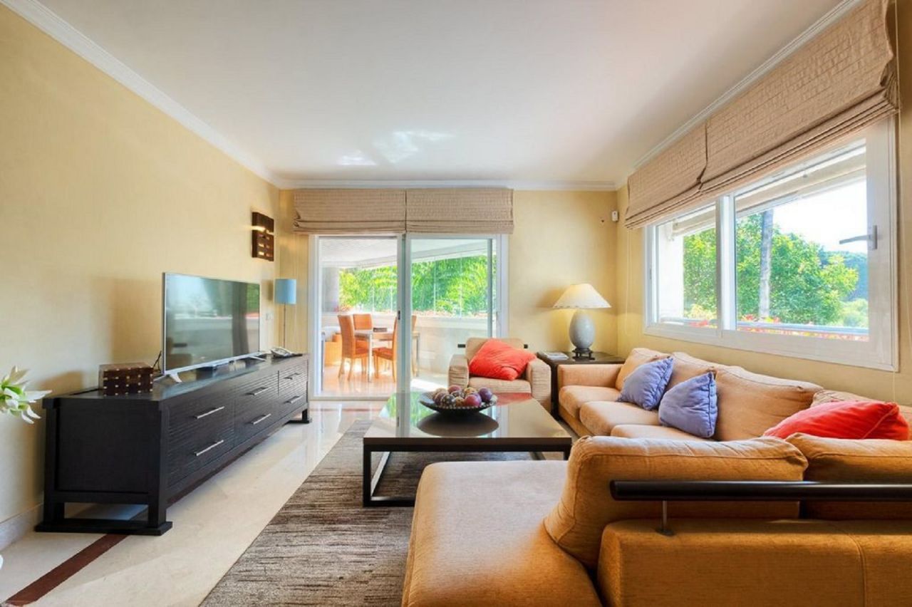 LUXURIOUS BEACHSIDE APARTMENT IN GOLDEN MILE