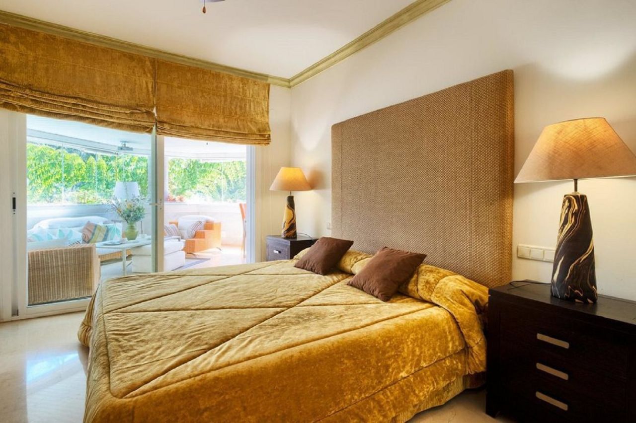 LUXURIOUS BEACHSIDE APARTMENT IN GOLDEN MILE