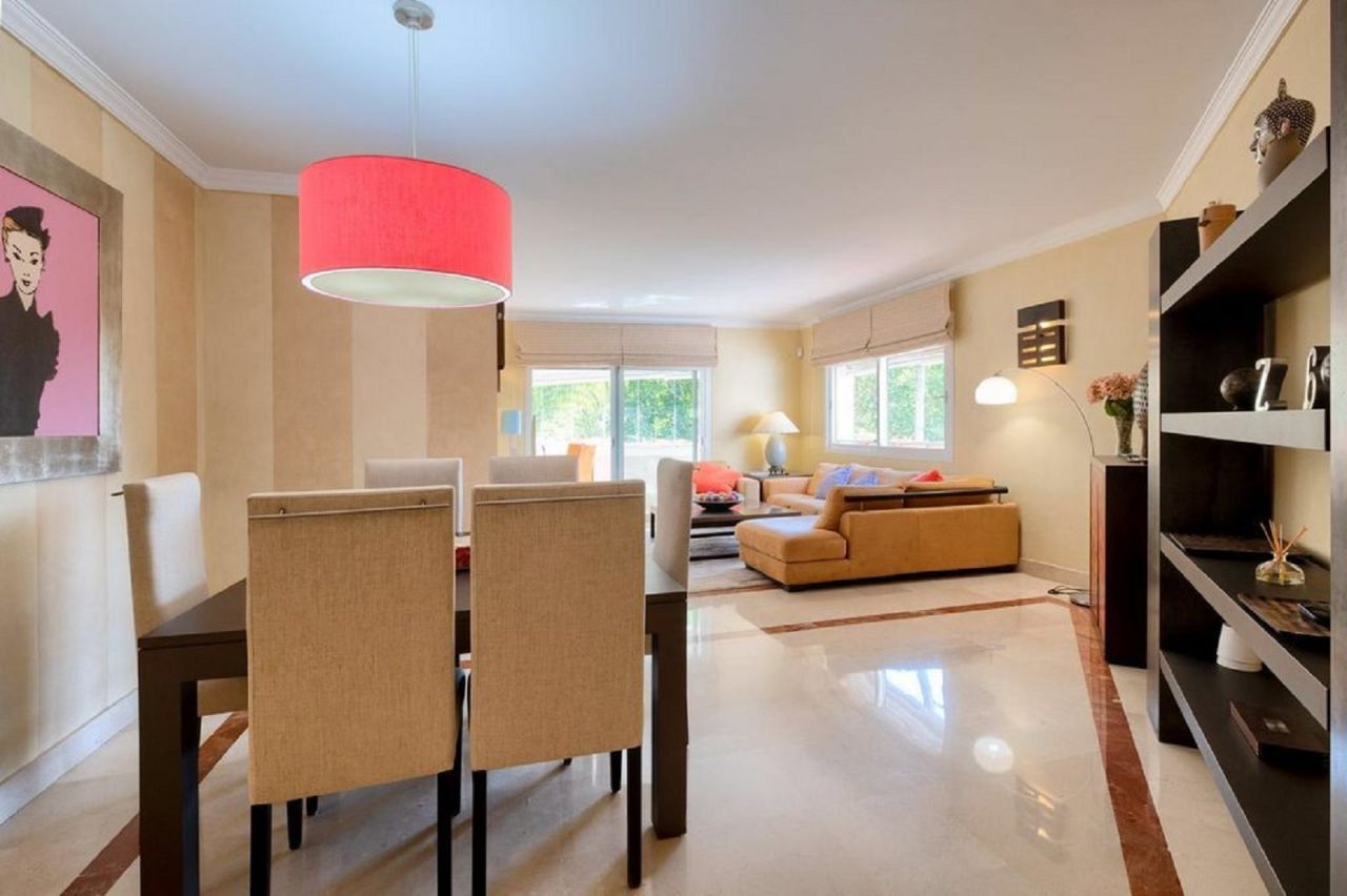 LUXURIOUS BEACHSIDE APARTMENT IN GOLDEN MILE