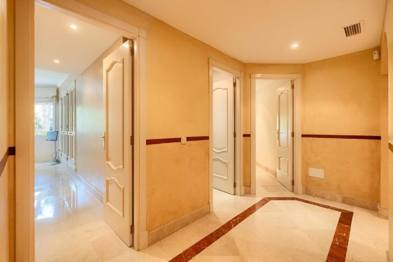 LUXURIOUS BEACHSIDE APARTMENT IN GOLDEN MILE