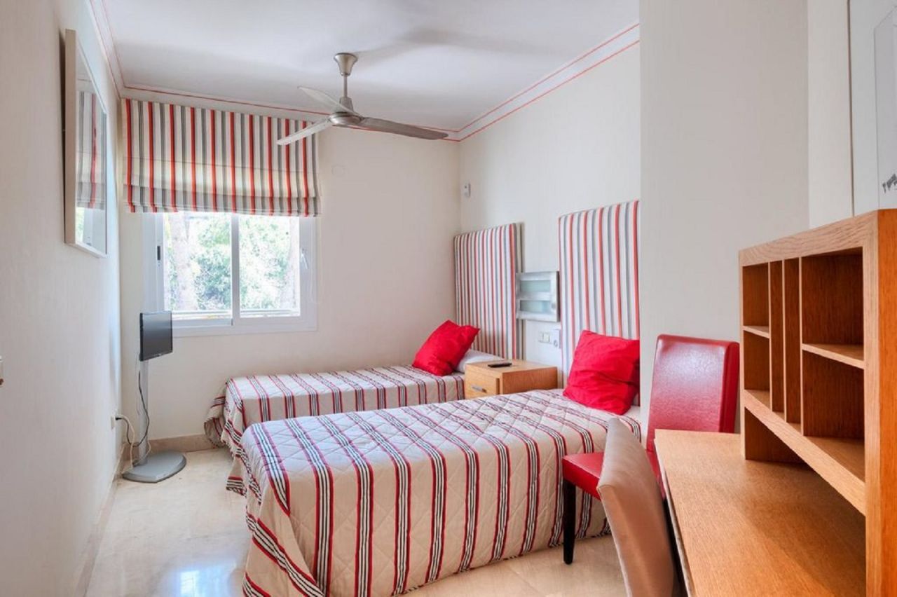 LUXURIOUS BEACHSIDE APARTMENT IN GOLDEN MILE