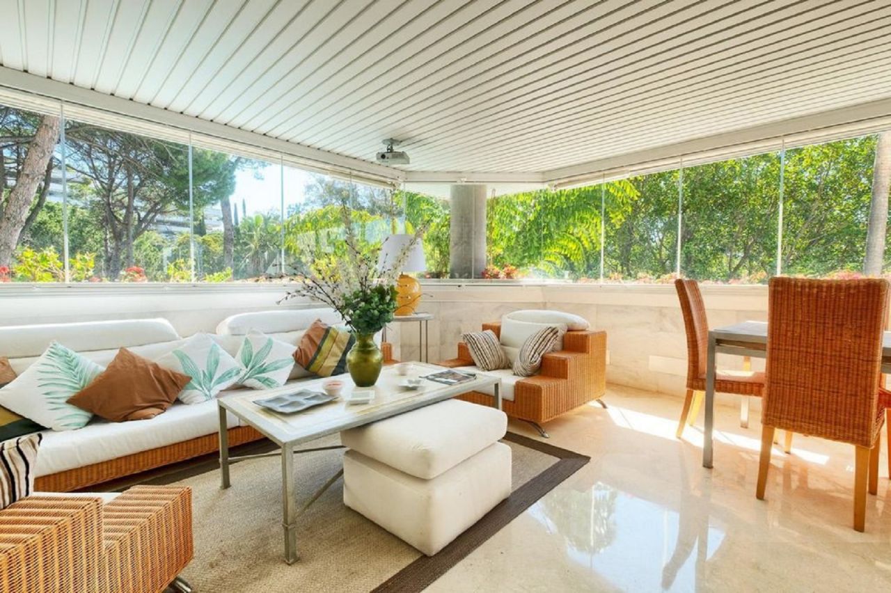 LUXURIOUS BEACHSIDE APARTMENT IN GOLDEN MILE