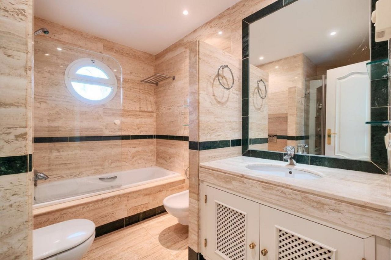 LUXURIOUS BEACHSIDE APARTMENT IN GOLDEN MILE