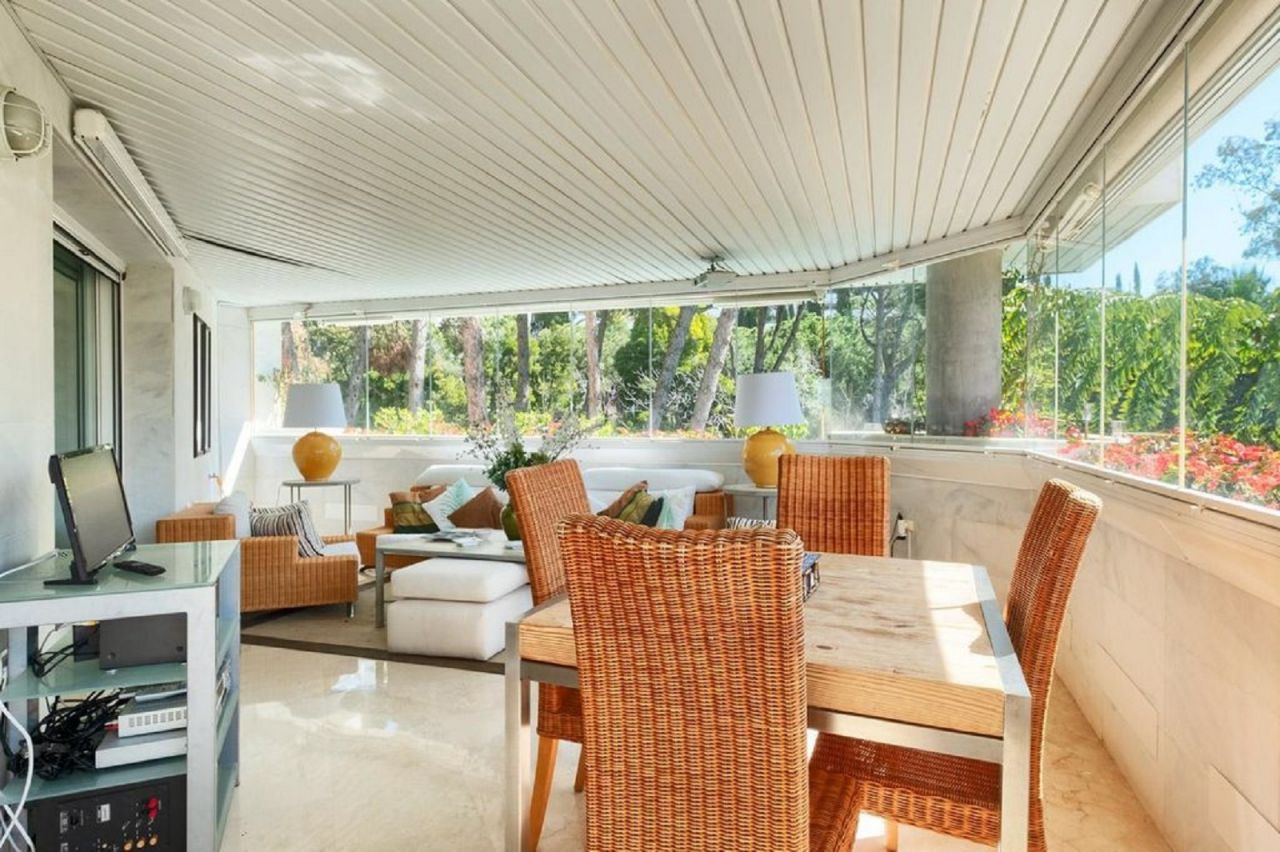 LUXURIOUS BEACHSIDE APARTMENT IN GOLDEN MILE