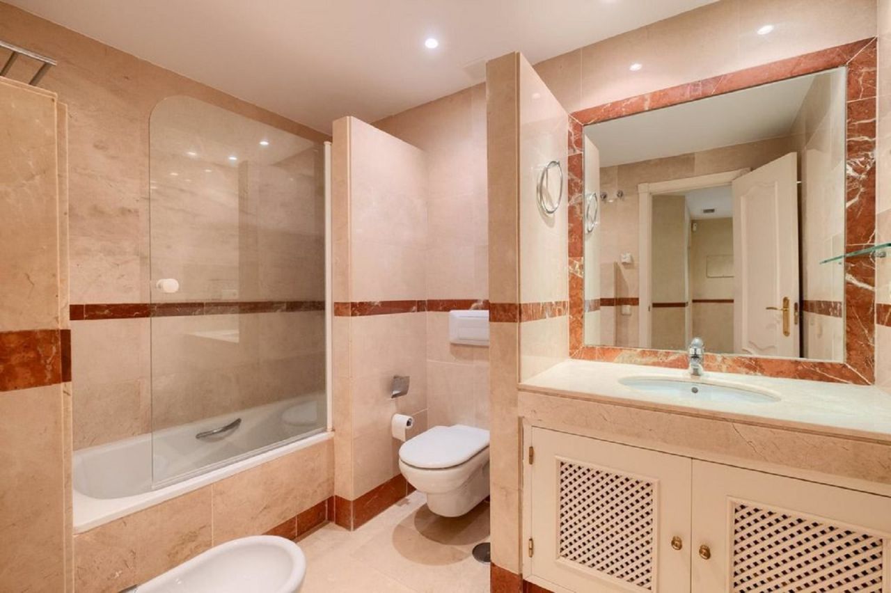 LUXURIOUS BEACHSIDE APARTMENT IN GOLDEN MILE