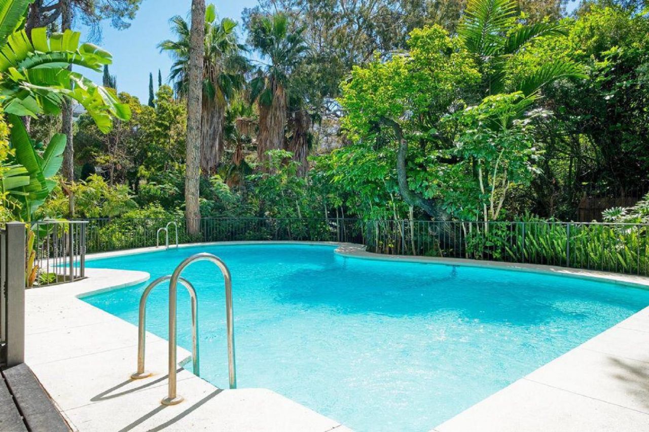 LUXURIOUS BEACHSIDE APARTMENT IN GOLDEN MILE