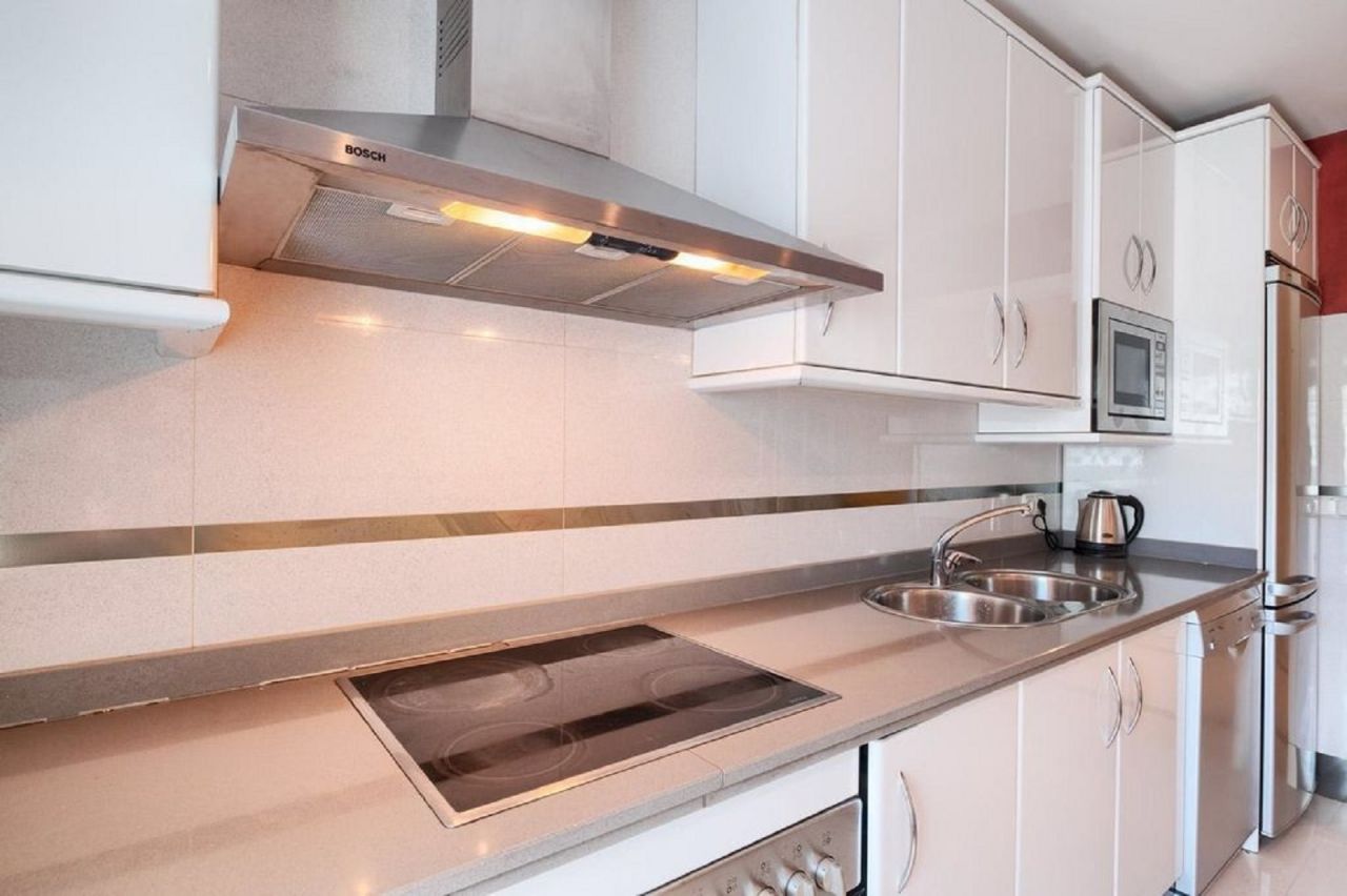 LUXURIOUS BEACHSIDE APARTMENT IN GOLDEN MILE