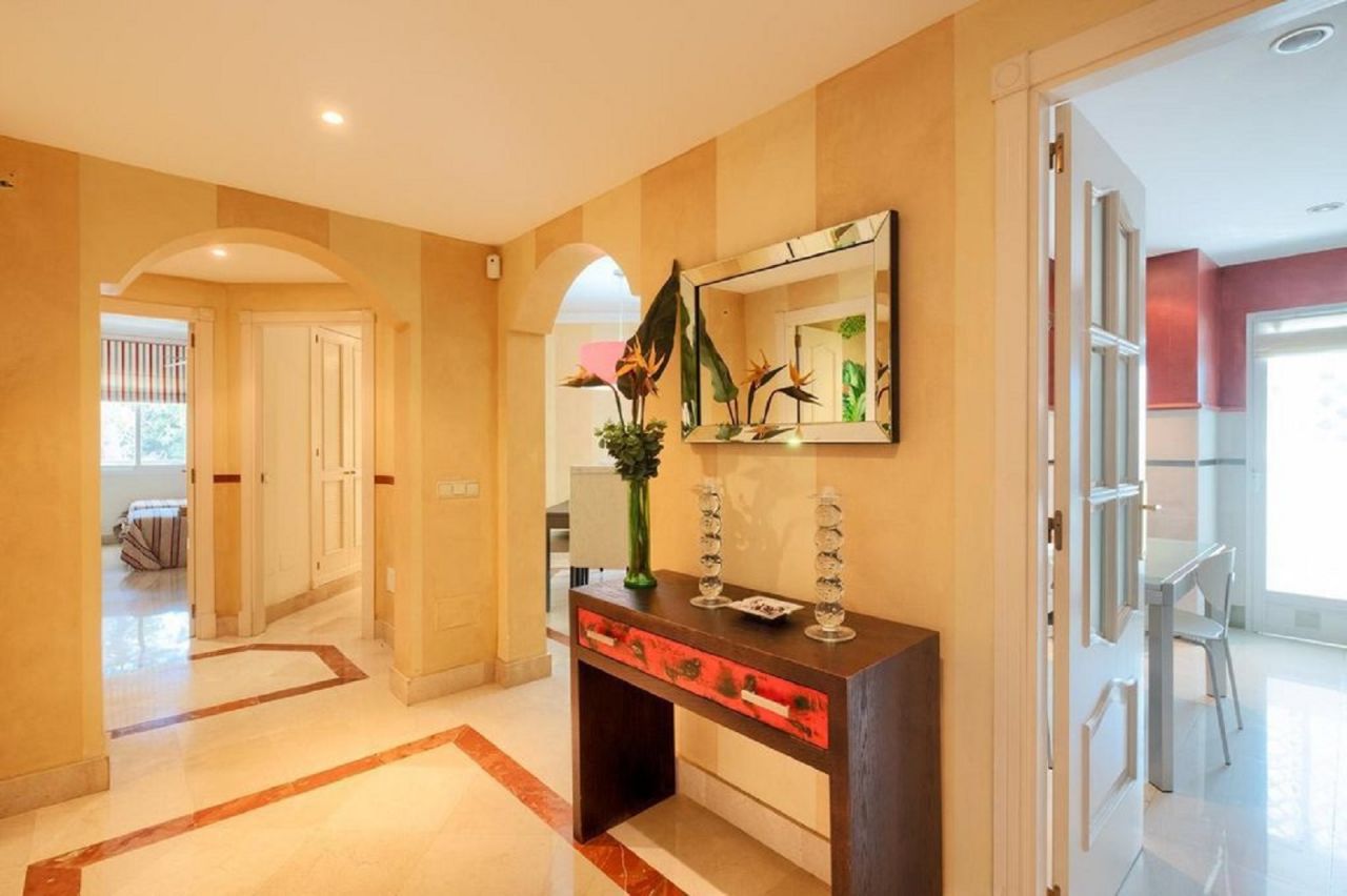 LUXURIOUS BEACHSIDE APARTMENT IN GOLDEN MILE