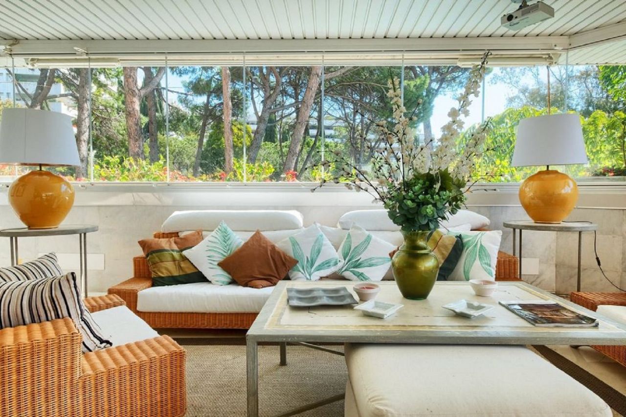 LUXURIOUS BEACHSIDE APARTMENT IN GOLDEN MILE