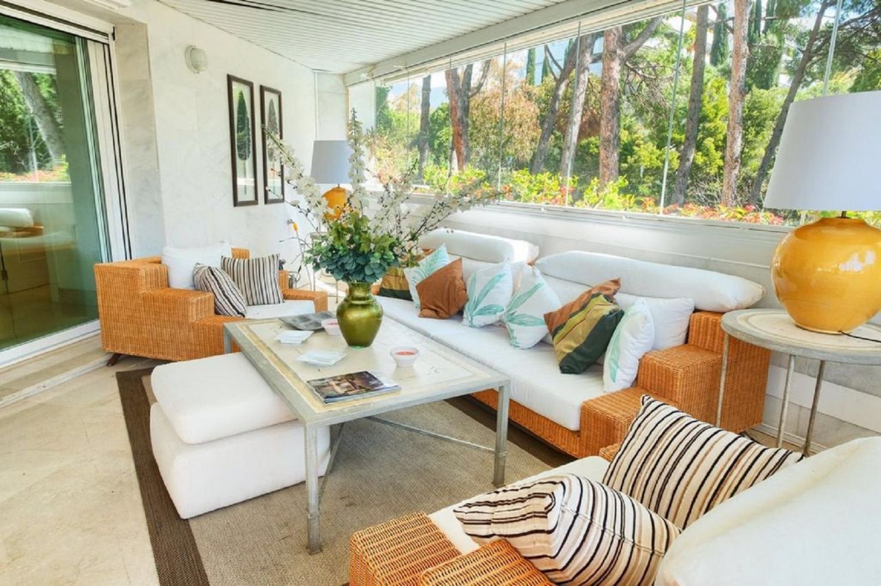 LUXURIOUS BEACHSIDE APARTMENT IN GOLDEN MILE