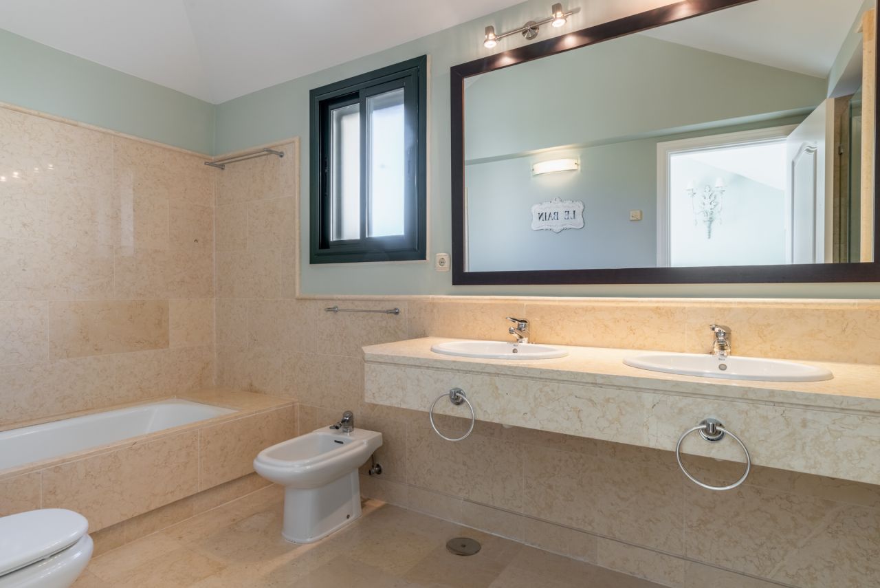 FANTASTIC PENTHOUSE WITH PANORAMIC SEA VIEWS