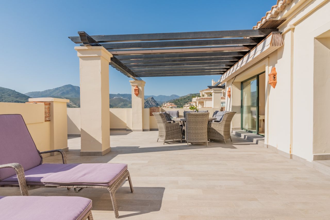 FANTASTIC PENTHOUSE WITH PANORAMIC SEA VIEWS