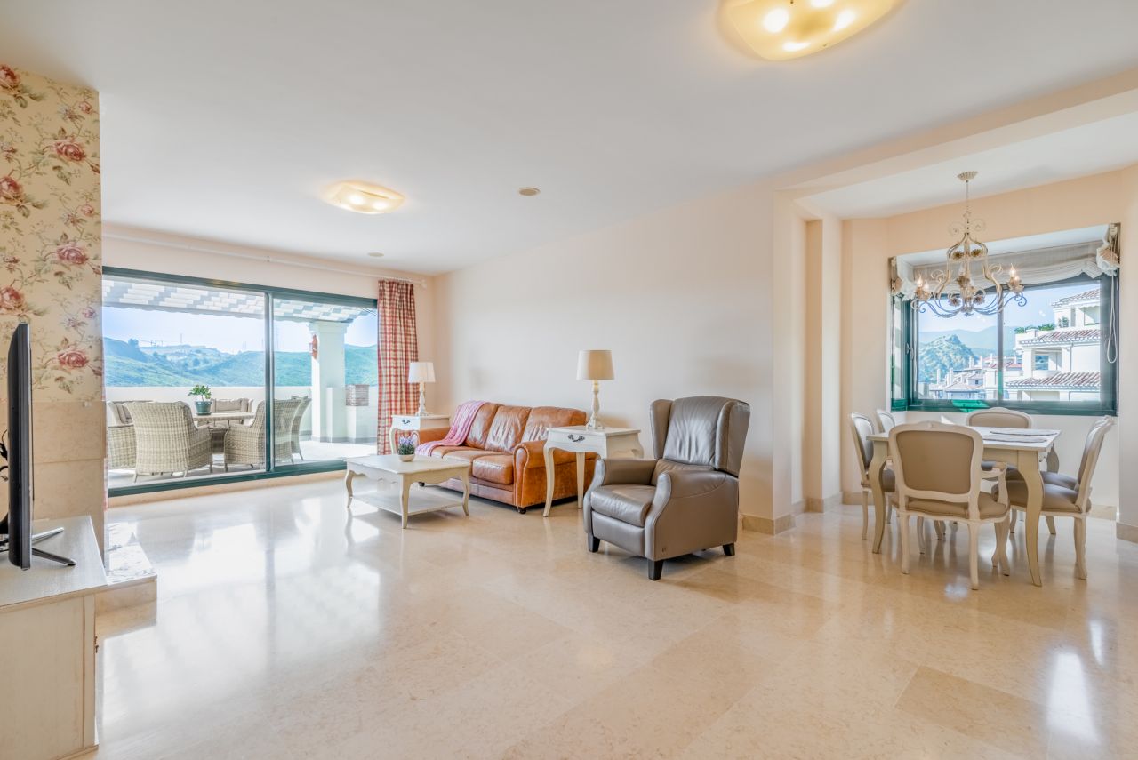 FANTASTIC PENTHOUSE WITH PANORAMIC SEA VIEWS