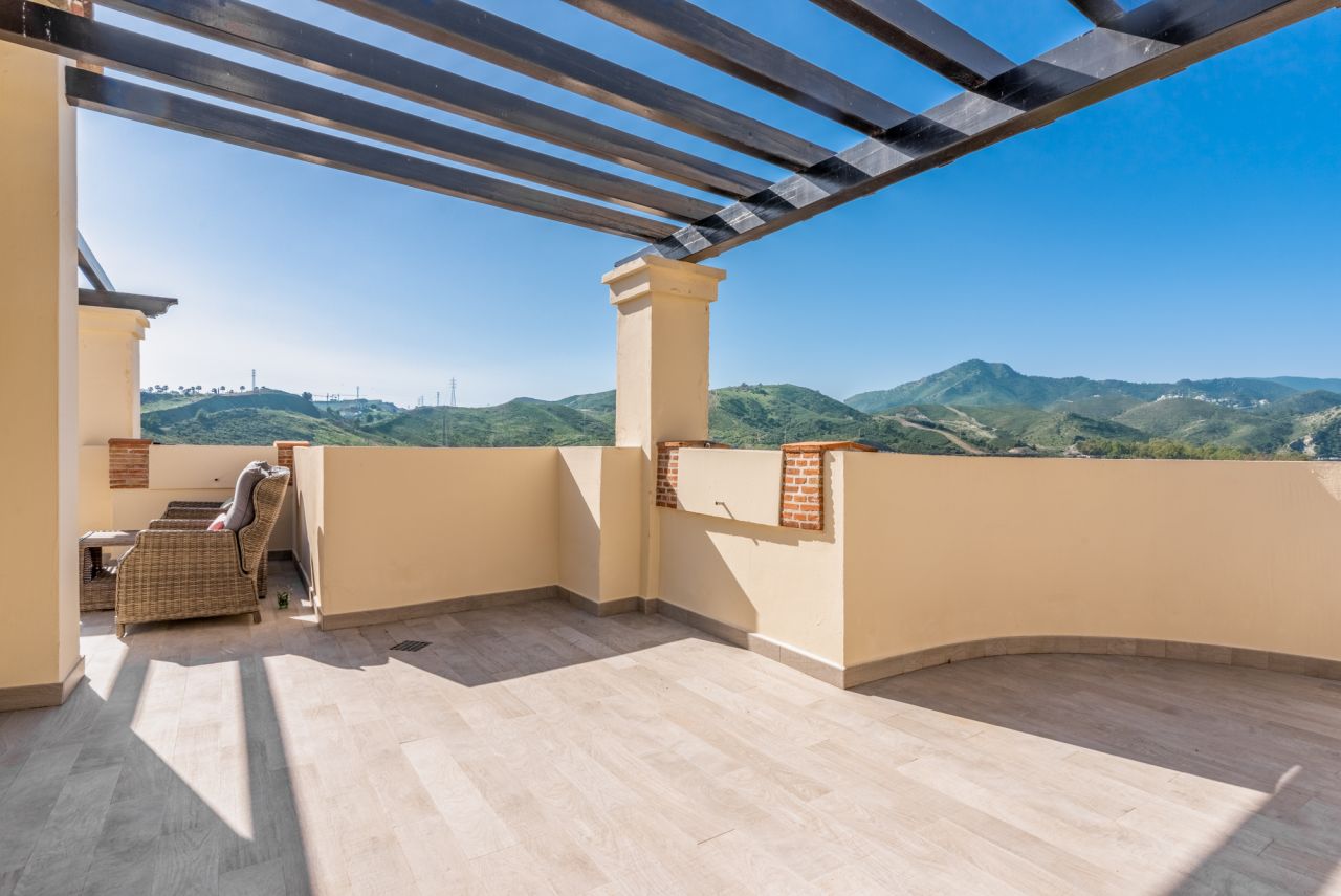 FANTASTIC PENTHOUSE WITH PANORAMIC SEA VIEWS