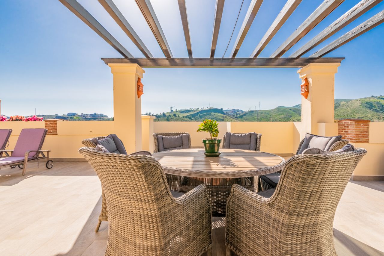 FANTASTIC PENTHOUSE WITH PANORAMIC SEA VIEWS