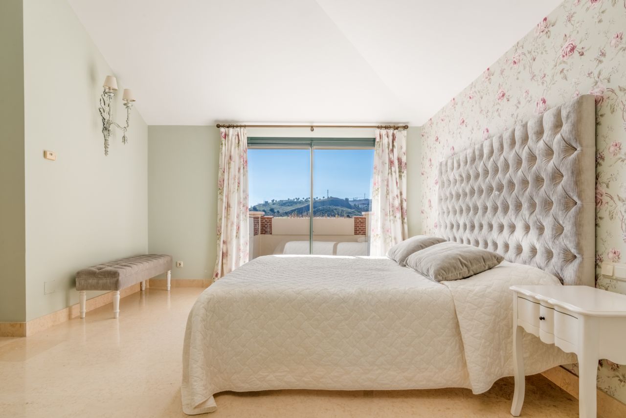 FANTASTIC PENTHOUSE WITH PANORAMIC SEA VIEWS