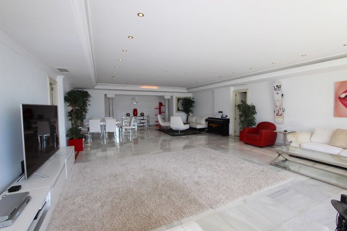 GREAT APARMENT WITH FRONTAL SEA VIEWS IN PUERTO BANUS