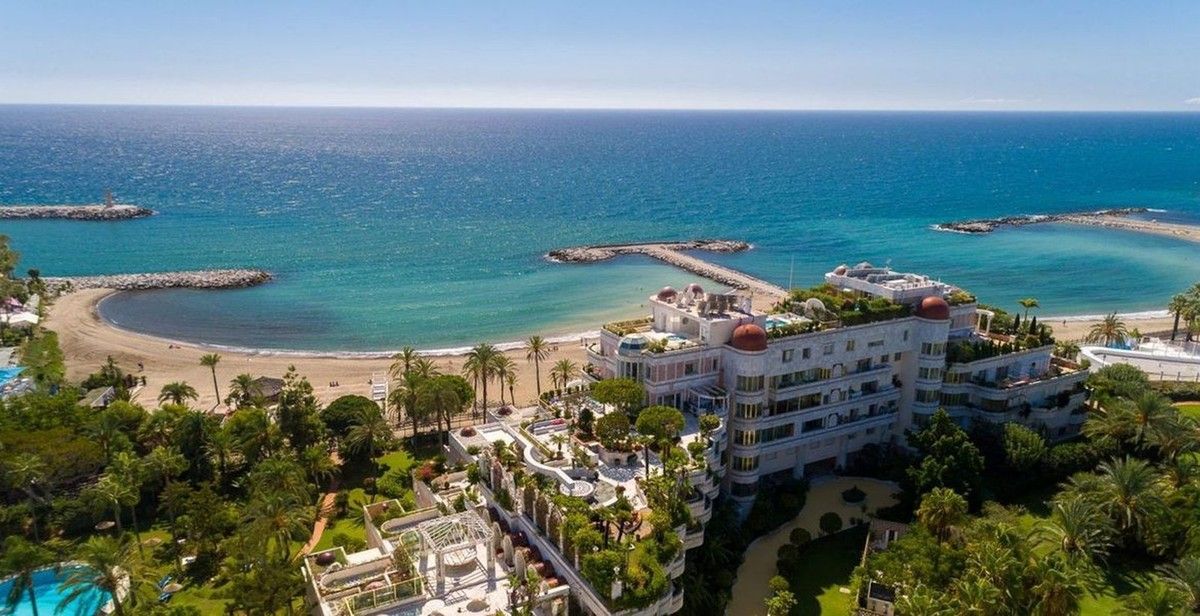 GREAT APARMENT WITH FRONTAL SEA VIEWS IN PUERTO BANUS