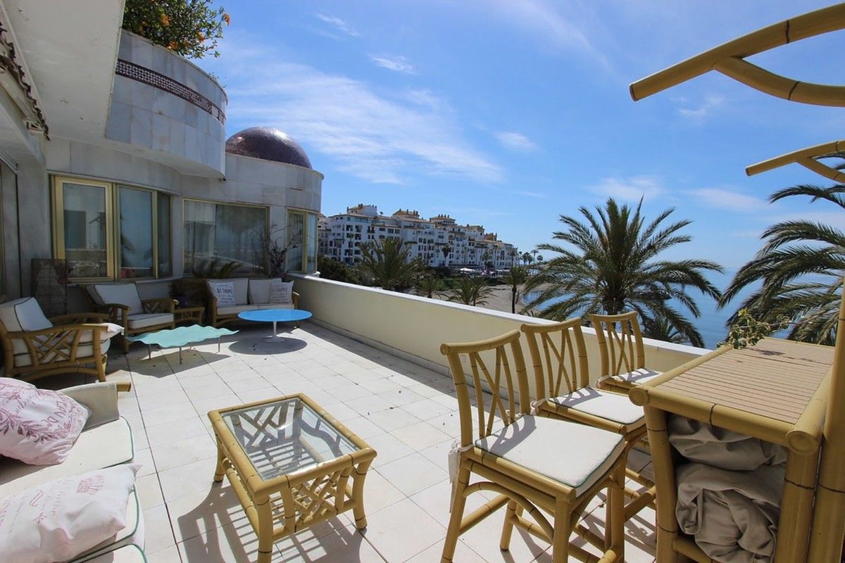 GREAT APARMENT WITH FRONTAL SEA VIEWS IN PUERTO BANUS