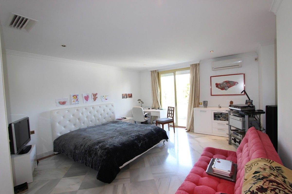 GREAT APARMENT WITH FRONTAL SEA VIEWS IN PUERTO BANUS