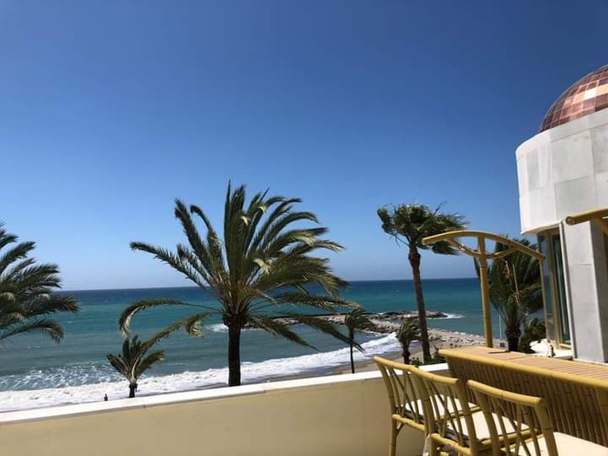 GREAT APARMENT WITH FRONTAL SEA VIEWS IN PUERTO BANUS